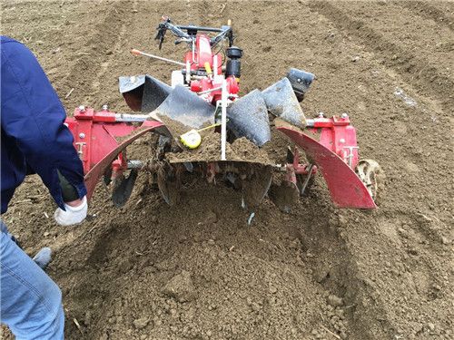 手扶拖拉機(jī)帶起壟機(jī)